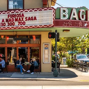 https://villa-santa-monica-vibes-in-pdx-food-carts-roasters.portland-hotels.info